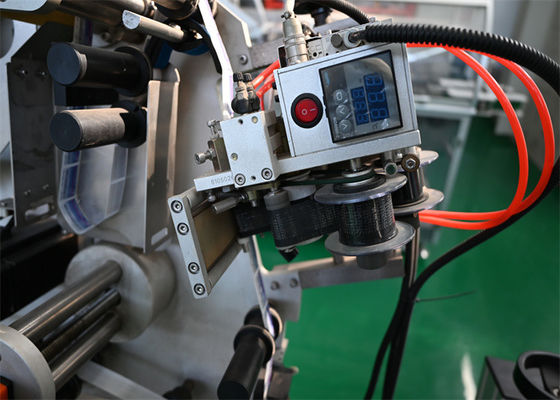 Goede prijs. Automatische flesselabelmachine PLC-besturing met code-afdruk, plakker aanbrengen online