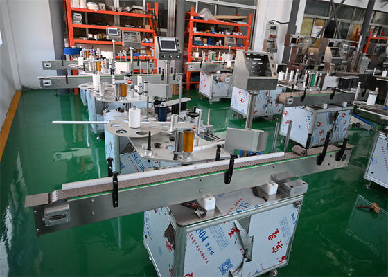 High Speed, GMP Compliant Labeling And Tray Loading For Sterile Ampules And Small Vials Ampuulensticker-etikettermachine hoge snelheid, GMP-conforme etikettering en bakbelasting voor steriele ampullen en kleine flacons