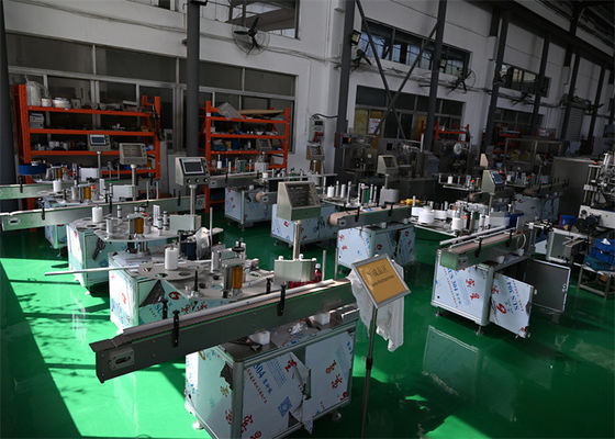 Verticale zelfklevende etikettering met PLC