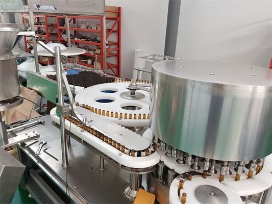 Automatische vloeistofvulmachine met dop Precisie en efficiëntie voor de farmaceutische, cosmetische en voedselindustrie